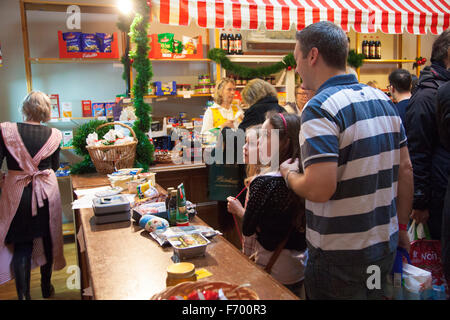 Londres, Royaume-Uni. 22 novembre 2015. La foule assister à cette année, le marché de Noël suédois suédois à l'Église. Les étals de marché partager l'esprit de Noël traditionnel suédois à Londres avec un large éventail d'aliments, de boissons et de Suédois fait main articles. Credit : Nathaniel Noir/Alamy Live News Banque D'Images