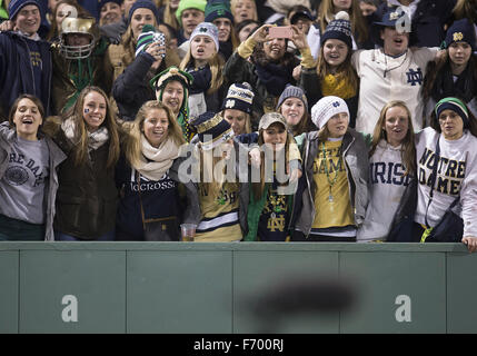 Boston, Massachusetts, USA. 22 Nov, 2015. Notre Dame fans au cours de NCAA football action de jeu entre le Boston College Eagles et la Notre Dame Fighting Irish à Fenway Park à Boston, Massachusetts. Notre Dame a battu Boston College 19-16. John Mersits/CSM/Alamy Live News Crédit : Cal Sport Media/Alamy Live News Banque D'Images