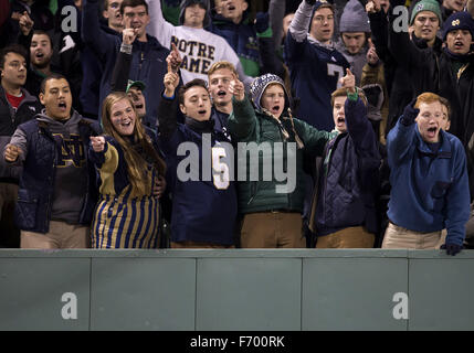 Boston, Massachusetts, USA. 22 Nov, 2015. Notre Dame fans au cours de NCAA football action de jeu entre le Boston College Eagles et la Notre Dame Fighting Irish à Fenway Park à Boston, Massachusetts. Notre Dame a battu Boston College 19-16. John Mersits/CSM/Alamy Live News Crédit : Cal Sport Media/Alamy Live News Banque D'Images