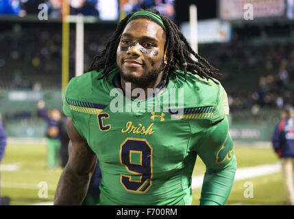 Boston, Massachusetts, USA. 22 Nov, 2015. Notre Dame de secondeur Jaylon Smith (9) après le NCAA Football action de jeu entre le Boston College Eagles et la Notre Dame Fighting Irish à Fenway Park à Boston, Massachusetts. Notre Dame a battu Boston College 19-16. John Mersits/CSM/Alamy Live News Crédit : Cal Sport Media/Alamy Live News Banque D'Images