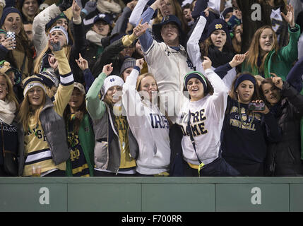 Boston, Massachusetts, USA. 22 Nov, 2015. Notre Dame fans au cours de NCAA football action de jeu entre le Boston College Eagles et la Notre Dame Fighting Irish à Fenway Park à Boston, Massachusetts. Notre Dame a battu Boston College 19-16. John Mersits/CSM/Alamy Live News Crédit : Cal Sport Media/Alamy Live News Banque D'Images