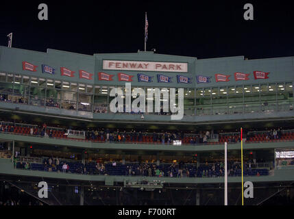 Boston, Massachusetts, USA. 22 Nov, 2015. Une vue générale de tribune de presse au cours de NCAA football action de jeu entre le Boston College Eagles et la Notre Dame Fighting Irish à Fenway Park à Boston, Massachusetts. Notre Dame a battu Boston College 19-16. John Mersits/CSM/Alamy Live News Crédit : Cal Sport Media/Alamy Live News Banque D'Images