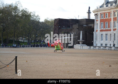 Londres, Royaume-Uni. 22 novembre, 2015. London's air ambulance atterrit à Horse Guards Parade pour traiter un membre du public. Crédit : Marc Ward/Alamy Live News Banque D'Images