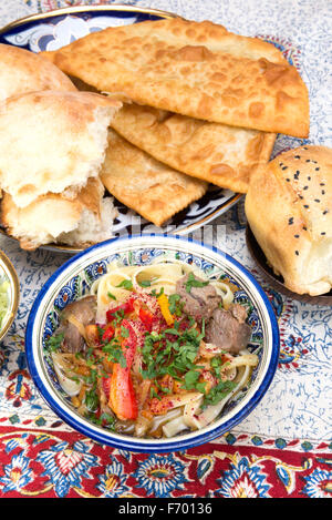 Plats avec lamian sont généralement servis dans un boeuf ou mouton-tāngmiàn appelé soupe aromatisée Banque D'Images