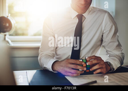 L'homme d'affaires de mettre les idées à son bureau et résoudre les problèmes Banque D'Images