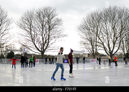 Hampton Court Palace, Londres, Royaume-Uni. 22 novembre, 2015. Plaisir en famille à Hampton Court sur le premier week-end d'air libre patinage sur glace dans le parc du Palais Royal. Enveloppé chaud pour se protéger du froid sur un jour froid, avec une grande journée de seulement six degrés Celsius à côté de la Tamise dans le sud ouest de Londres. La patinoire est ouverte tous les jours (sauf le jour de Noël) jusqu'à 3 Janvier. Credit : Julia Gavin UK/Alamy Live News Banque D'Images