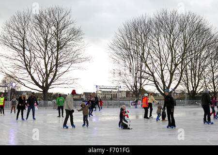 Hampton Court Palace, Londres, Royaume-Uni. 22 novembre, 2015. Plaisir en famille à Hampton Court sur le premier week-end d'air libre patinage sur glace dans le parc du Palais Royal. Enveloppé chaud pour se protéger du froid sur un jour froid, avec une grande journée de seulement six degrés Celsius à côté de la Tamise dans le sud ouest de Londres. La patinoire est ouverte tous les jours (sauf le jour de Noël) jusqu'à 3 Janvier. Credit : Julia Gavin UK/Alamy Live News Banque D'Images