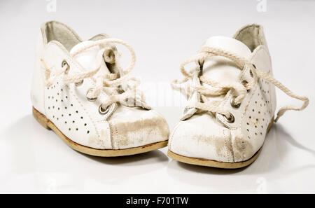 Chaussures enfants déliée sur fond blanc. Banque D'Images