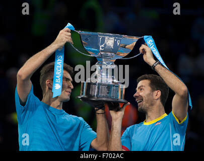 O2 Arena, London, UK. 22 novembre, 2015. Barclays ATP World Tour finals. Jean-Julien Horia Tecau Roger et recevoir le trophée des gagnants du double. Chris Kermode, Président exécutif et président de l'ATP ; Adam Hogg, directeur de l'événement, Barclays ATP World Tour finals et Alex Hill, chef de l'exploitation et chef de la direction financière, AEG Europe sur cour avec les gagnants' Trophy présenté par Mark Margate, entraîneur-chef Barclays Ball Kids. Credit : sportsimages/Alamy Live News Banque D'Images