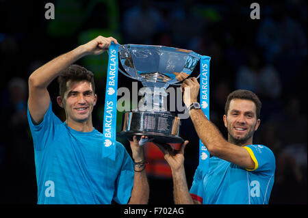 O2 Arena, London, UK. 22 novembre, 2015. Barclays ATP World Tour finals. Jean-Julien Horia Tecau Roger et recevoir le trophée des gagnants du double. Chris Kermode, Président exécutif et président de l'ATP ; Adam Hogg, directeur de l'événement, Barclays ATP World Tour finals et Alex Hill, chef de l'exploitation et chef de la direction financière, AEG Europe sur cour avec les gagnants' Trophy présenté par Mark Margate, entraîneur-chef Barclays Ball Kids. Credit : sportsimages/Alamy Live News Banque D'Images