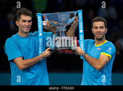 O2 Arena, London, UK. 22 novembre, 2015. Barclays ATP World Tour finals. Jean-Julien Horia Tecau Roger et recevoir le trophée des gagnants du double. Chris Kermode, Président exécutif et président de l'ATP ; Adam Hogg, directeur de l'événement, Barclays ATP World Tour finals et Alex Hill, chef de l'exploitation et chef de la direction financière, AEG Europe sur cour avec les gagnants' Trophy présenté par Mark Margate, entraîneur-chef Barclays Ball Kids. Credit : sportsimages/Alamy Live News Banque D'Images