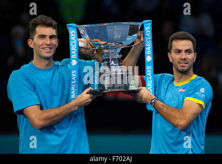 O2 Arena, London, UK. 22 novembre, 2015. Barclays ATP World Tour finals. Jean-Julien Horia Tecau Roger et recevoir le trophée des gagnants du double. Chris Kermode, Président exécutif et président de l'ATP ; Adam Hogg, directeur de l'événement, Barclays ATP World Tour finals et Alex Hill, chef de l'exploitation et chef de la direction financière, AEG Europe sur cour avec les gagnants' Trophy présenté par Mark Margate, entraîneur-chef Barclays Ball Kids. Credit : sportsimages/Alamy Live News Banque D'Images