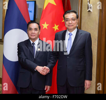 Kuala Lumpur, Malaisie. 21 Nov, 2015. Le Premier ministre chinois Li Keqiang (à droite) rencontre son homologue laotien Thongsing Thammavong, à Kuala Lumpur, Malaisie, le 21 novembre 2015. © Huang Jingwen/Xinhua/Alamy Live News Banque D'Images