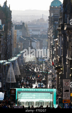 Glasgow, Royaume-Uni. 22 novembre, 2015. Comme un début pour la saison des fêtes, beaucoup de gens ont commencé leurs achats de Noël dans la région de Buchanan Street, Glasgow - également connu sous le nom de Glasgow Style du Mile. Pour ajouter à la saison des festivités, tandis que George Square a été décoré pour la ville de Glasgow a organisé un carnaval de Noël de plus de 400 musiciens, danseurs et acteurs déguisés, dans un centre-ville procession après avoir effectué dans le style Mile. Credit : Findlay/Alamy Live News Banque D'Images