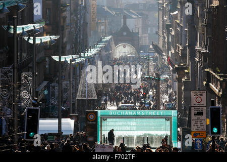 Glasgow, Royaume-Uni. 22 novembre, 2015. Comme un début pour la saison des fêtes, beaucoup de gens ont commencé leurs achats de Noël dans la région de Buchanan Street, Glasgow - également connu sous le nom de Glasgow Style du Mile. Pour ajouter à la saison des festivités, tandis que George Square a été décoré pour la ville de Glasgow a organisé un carnaval de Noël de plus de 400 musiciens, danseurs et acteurs déguisés, dans un centre-ville procession après avoir effectué dans le style Mile. Credit : Findlay/Alamy Live News Banque D'Images