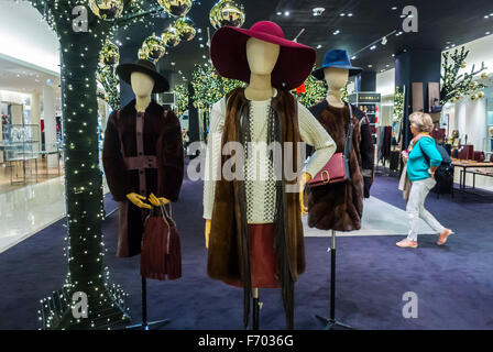 Paris, France, mannequins vêtements de mode exposés, Déco de Noël, affichage vêtements de luxe Shopping, grands magasins français, 'le bon marché » Banque D'Images