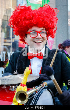 Glasgow, Royaume-Uni. 22 novembre, 2015. Comme un début pour la saison des fêtes, beaucoup de gens ont commencé leurs achats de Noël dans la région de Buchanan Street, Glasgow - également connu sous le nom de Glasgow Style du Mile. Pour ajouter à la saison des festivités, tandis que George Square a été décoré pour la ville de Glasgow a organisé un carnaval de Noël de plus de 400 musiciens, danseurs et acteurs déguisés, dans un centre-ville procession après avoir effectué dans le style Mile. Credit : Findlay/Alamy Live News Banque D'Images