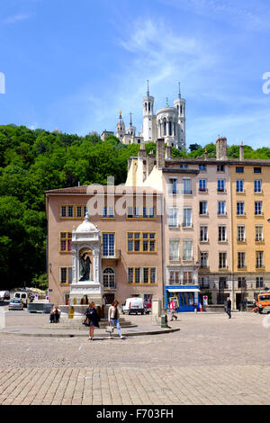 Place Saint Jean avec Basilique Notre Dame de Fourvière ci-dessus dans le Vieux Lyon, France Banque D'Images