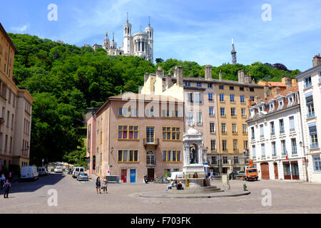 Place Saint Jean avec Basilique Notre Dame de Fourvière ci-dessus dans le Vieux Lyon, France Banque D'Images