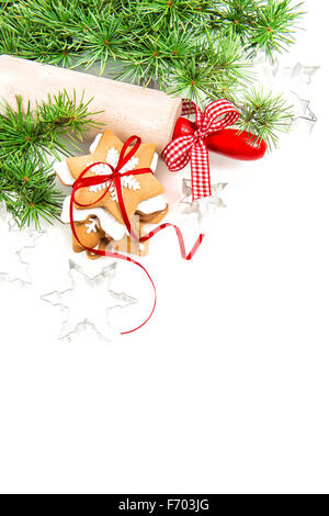 Gingerbread cookies avec des branches d'arbre de Noël sur fond blanc Banque D'Images