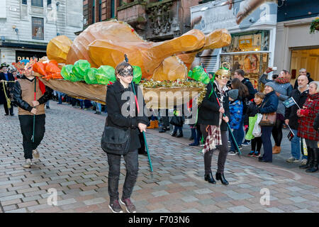 Glasgow, Royaume-Uni. 22 novembre, 2015. Comme un début pour la saison des fêtes, beaucoup de gens ont commencé leurs achats de Noël dans la région de Buchanan Street, Glasgow - également connu sous le nom de Glasgow Style du Mile. Pour ajouter à la saison des festivités, tandis que George Square a été décoré pour la ville de Glasgow a organisé un carnaval de Noël de plus de 400 musiciens, danseurs et acteurs déguisés, dans un centre-ville procession après avoir effectué dans le style Mile. Credit : Findlay/Alamy Live News Banque D'Images