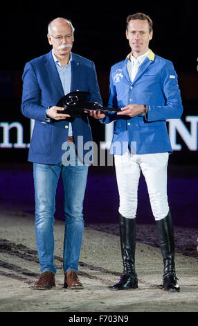 Stuttgart, Allemagne. 22 novembre, 2015. Cavalier allemand Christian Ahlmann (R) reçoit une clé symbolique pour une Mercedes Benz voiture de Dieter Zetsche, PDG de Daimler AG, à la cérémonie de la victoire lors de la Coupe du Monde de Stuttgart German Masters compétition de sauts équestres à Stuttgart, Allemagne, 22 novembre 2015. Après avoir remporté le tournoi principal allemand Mercedes vendredi, il a également gagné le 'Grosser Preis von Stuttgart' prize. Dpa : Crédit photo alliance/Alamy Live News Banque D'Images