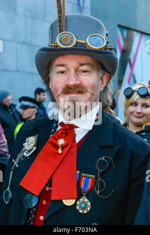 Glasgow, Royaume-Uni. 22 novembre, 2015. Comme un début pour la saison des fêtes, beaucoup de gens ont commencé leurs achats de Noël dans la région de Buchanan Street, Glasgow - également connu sous le nom de Glasgow Style du Mile. Pour ajouter à la saison des festivités, tandis que George Square a été décoré pour la ville de Glasgow a organisé un carnaval de Noël de plus de 400 musiciens, danseurs et acteurs déguisés, dans un centre-ville procession après avoir effectué dans le style Mile. Credit : Findlay/Alamy Live News Banque D'Images