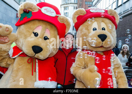 Glasgow, Royaume-Uni. 22 novembre, 2015. Comme un début pour la saison des fêtes, beaucoup de gens ont commencé leurs achats de Noël dans la région de Buchanan Street, Glasgow - également connu sous le nom de Glasgow Style du Mile. Pour ajouter à la saison des festivités, tandis que George Square a été décoré pour la ville de Glasgow a organisé un carnaval de Noël de plus de 400 musiciens, danseurs et acteurs déguisés, dans un centre-ville procession après avoir effectué dans le style Mile. Credit : Findlay/Alamy Live News Banque D'Images