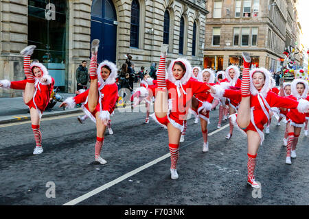 Glasgow, Royaume-Uni. 22 novembre, 2015. Comme un début pour la saison des fêtes, beaucoup de gens ont commencé leurs achats de Noël dans la région de Buchanan Street, Glasgow - également connu sous le nom de Glasgow Style du Mile. Pour ajouter à la saison des festivités, tandis que George Square a été décoré pour la ville de Glasgow a organisé un carnaval de Noël de plus de 400 musiciens, danseurs et acteurs déguisés, dans un centre-ville procession après avoir effectué dans le style Mile. Credit : Findlay/Alamy Live News Banque D'Images