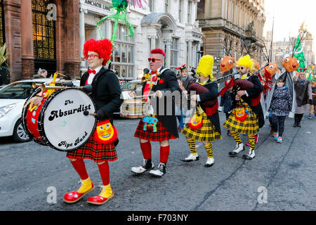 Glasgow, Royaume-Uni. 22 novembre, 2015. Comme un début pour la saison des fêtes, beaucoup de gens ont commencé leurs achats de Noël dans la région de Buchanan Street, Glasgow - également connu sous le nom de Glasgow Style du Mile. Pour ajouter à la saison des festivités, tandis que George Square a été décoré pour la ville de Glasgow a organisé un carnaval de Noël de plus de 400 musiciens, danseurs et acteurs déguisés, dans un centre-ville procession après avoir effectué dans le style Mile. Credit : Findlay/Alamy Live News Banque D'Images