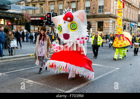 Glasgow, Royaume-Uni. 22 novembre, 2015. Comme un début pour la saison des fêtes, beaucoup de gens ont commencé leurs achats de Noël dans la région de Buchanan Street, Glasgow - également connu sous le nom de Glasgow Style du Mile. Pour ajouter à la saison des festivités, tandis que George Square a été décoré pour la ville de Glasgow a organisé un carnaval de Noël de plus de 400 musiciens, danseurs et acteurs déguisés, dans un centre-ville procession après avoir effectué dans le style Mile. Credit : Findlay/Alamy Live News Banque D'Images