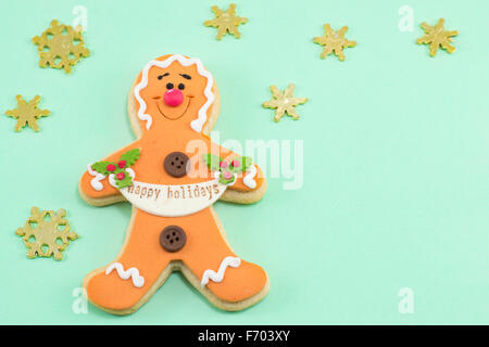 Gingerbread cookie plus mignon avec des étoiles sur fond bleu Banque D'Images