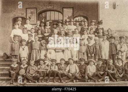 BERLIN, ALLEMAGNE - VERS 1932 : portrait d'anciens camarades de l'école. groupe d'enfants et les enseignants à l'extérieur. Banque D'Images