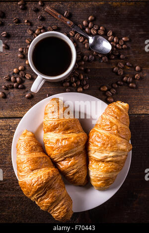 Vue de dessus de café et un croissant avec grain de café Banque D'Images