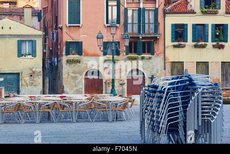 Chaises et tables de café dans la région de Campo Santi Giovanni et Paolo de Venise Vénétie Italie Europe Banque D'Images