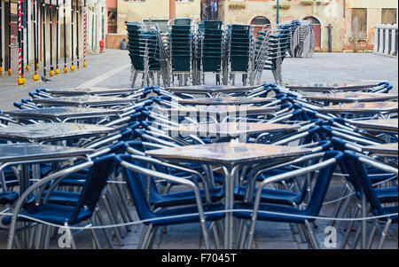 Chaises et tables de café dans la région de Campo Santi Giovanni et Paolo de Venise Vénétie Italie Europe Banque D'Images