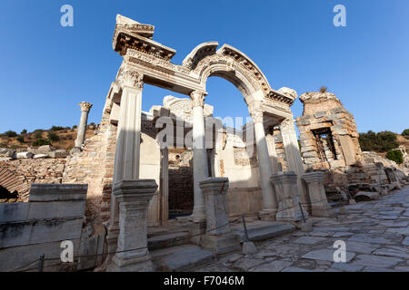 Temple d'Hadrien à Ephèse, une ancienne ville grecque sur la côte d'Ionie, Banque D'Images