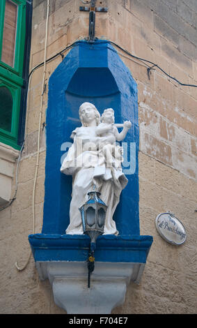 Statue de la Vierge avec son enfant dans une rue de Malte Banque D'Images