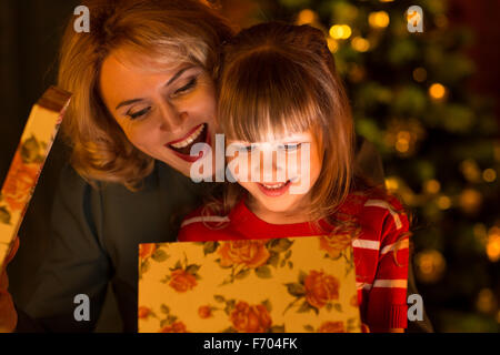 Happy Family - Mère et fille enfant ouvrir boîte cadeau de Noël Banque D'Images