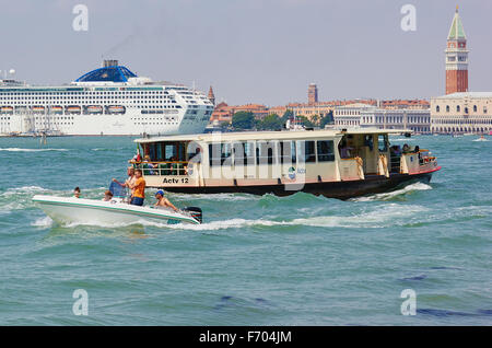 Paquebot géant de traverser la lagune de Venise avec vaporetto au premier plan Venise Vénétie Italie Europe Banque D'Images