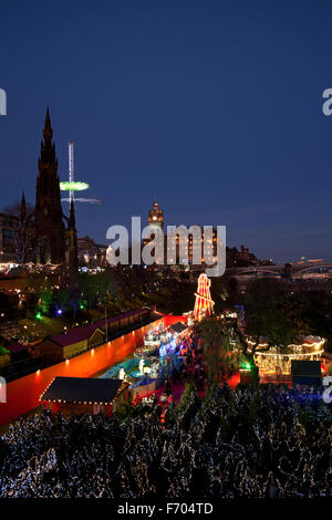 Edinburgh, Royaume-Uni. 22 Nov, 2015. Les célébrations de Noël 2015 Édimbourg, lumière nuit quand tous les arbres de Noël en particulier celui sur le monticule et illuminations sont mis en marche dans le centre-ville de la capitale écossaise, Ecosse, Royaume-Uni Banque D'Images