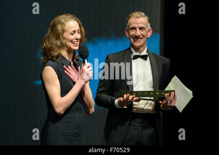 Sarrebruck, Allemagne. 14Th Nov, 2015. Chorégraphe Bridget Breiner se réjouit sur son prix de Meilleur Chorégraphe pour 'Charlotte Salomon : La mort et le peintre' dans le Music Theater im Revier à Gelsenkirchen au stade Allemand Association's Theatre Award cérémonie dans le Staatstheater de Sarrebruck, Allemagne, 14 novembre 2015. Bernd hôte Moss est à droite. Photo : Oliver Dietze/dpa/Alamy Live News Banque D'Images