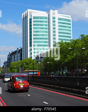 Route principale approche de l'University College Hospital, Euston Road, London, England, UK Banque D'Images