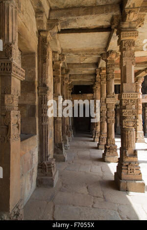 Piliers bien conçu dans complexe Qûtb Minâr, Delhi, Inde Banque D'Images