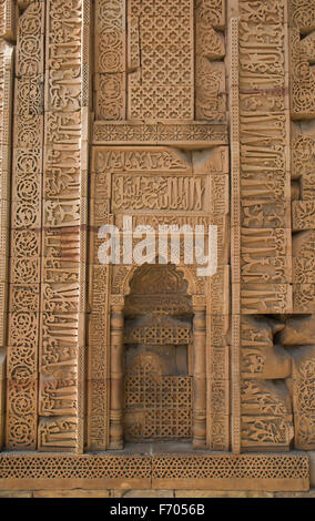 Murs sculptés de Qutub Minar complex, Delhi, Inde Banque D'Images