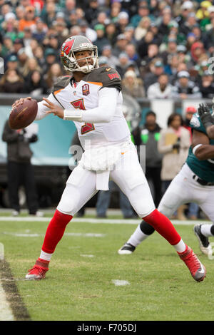 Philadelphie, Pennsylvanie, USA. 22 Nov, 2015. Tampa Bay Buccaneers quarterback Jameis Winston (3) lance la balle au cours de la NFL match entre l'équipe des Tampa Bay Buccaneers et les Philadelphia Eagles au Lincoln Financial Field à Philadelphie, Pennsylvanie. Christopher Szagola/CSM/Alamy Live News Banque D'Images