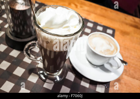 Verre de chocolat chaud et blanc tasse de cappuccino, debout sur une table Banque D'Images