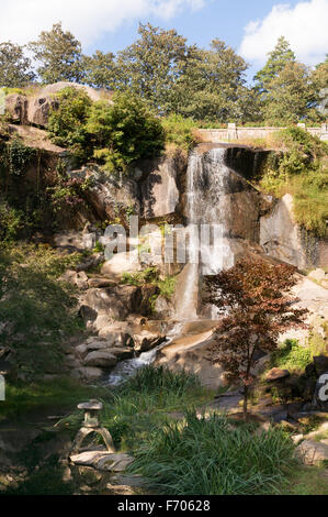 Cascade dans le jardin japonais Maymont Park, Richmond, Virginia, USA Banque D'Images