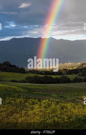 Oak View, Californie, USA, le 1 mars 2015, arc-en-ciel sur plein de pluie verglaçante dans Ojai Valley Banque D'Images