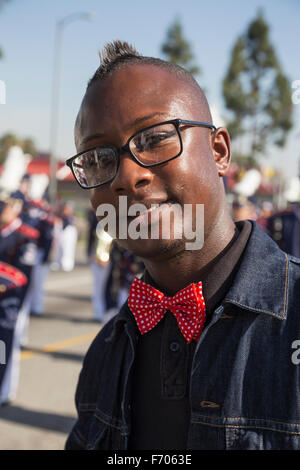 Los Angeles, Californie, USA, le 19 janvier 2015, 30ème Royaume de Martin Luther King Day Parade, jeune homme noir avec des lunettes et noeud papillon rouge Banque D'Images